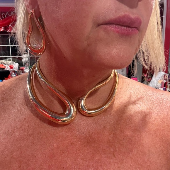 Elegant Gold Jewelry Set - Picture 3 of 3